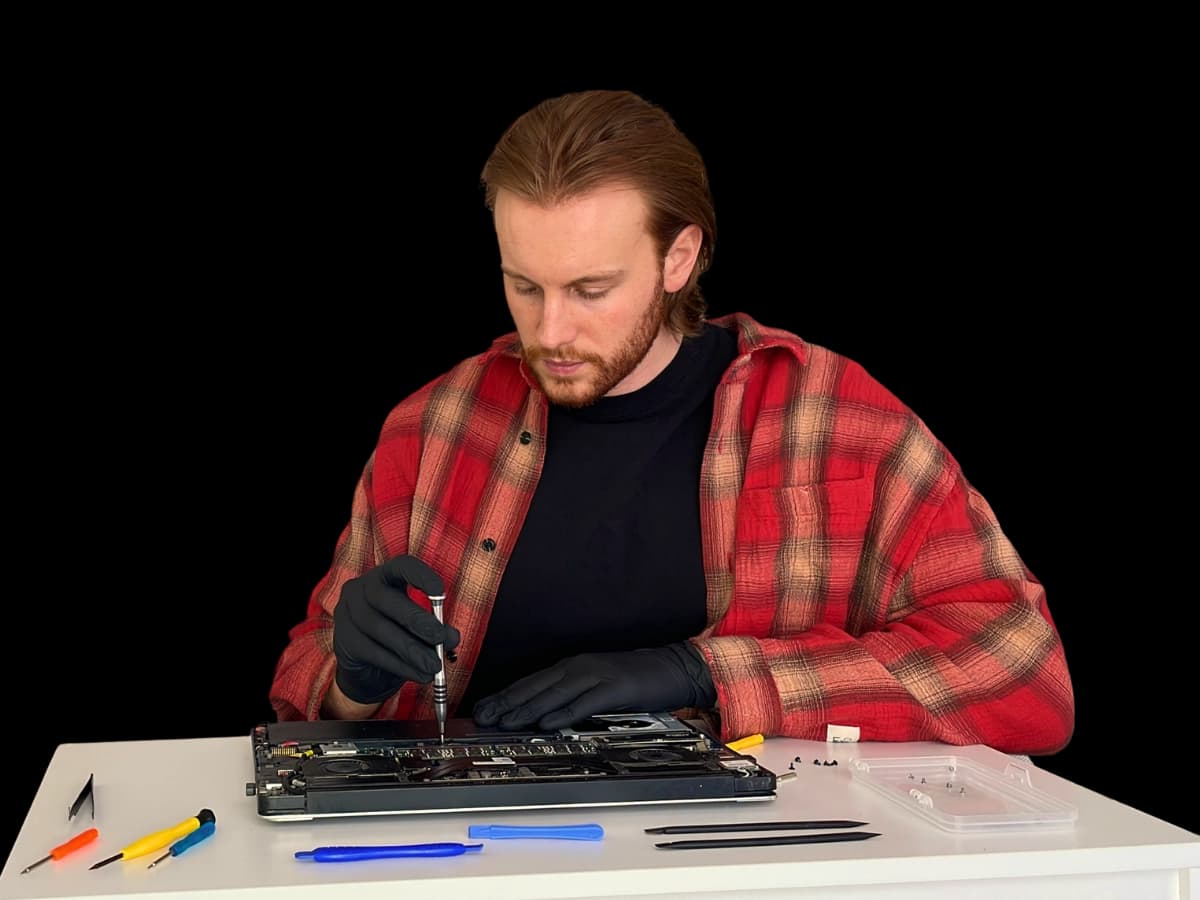 Joe from Tyneside Tech replacing a laptop battery